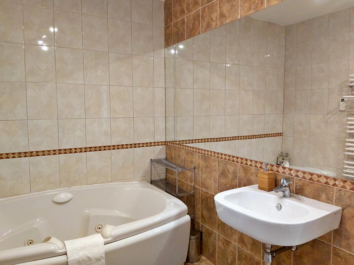 Ferienwohnung Mitra Zonata Pink Omiš Exterior foto