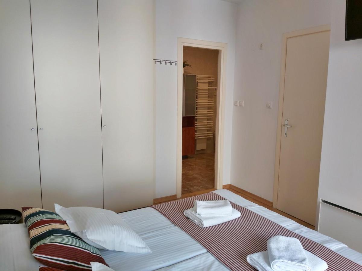 Ferienwohnung Mitra Zonata Pink Omiš Exterior foto