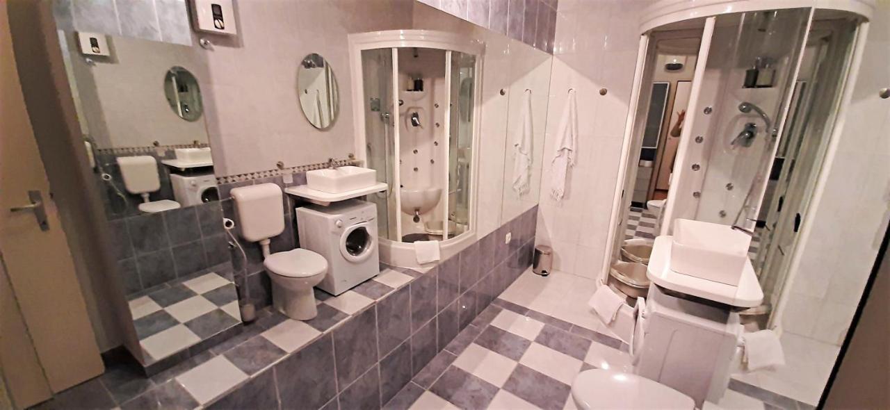 Ferienwohnung Mitra Zonata Pink Omiš Exterior foto