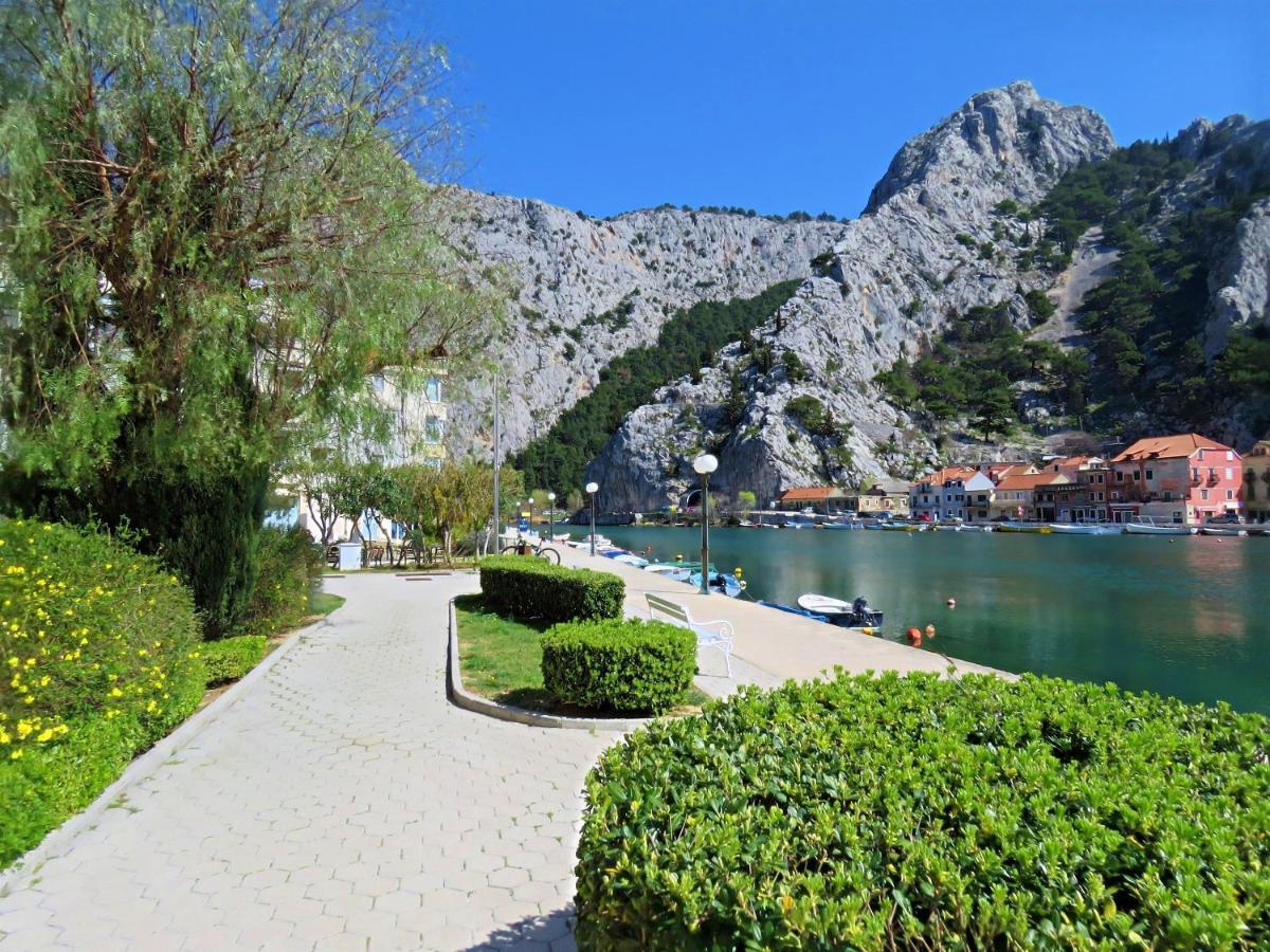Ferienwohnung Mitra Zonata Pink Omiš Exterior foto